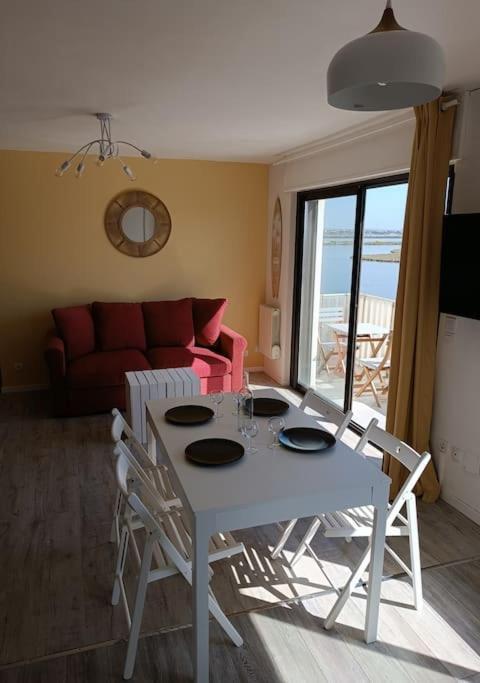 Apartment Grand Avec Balcon En Bord De *