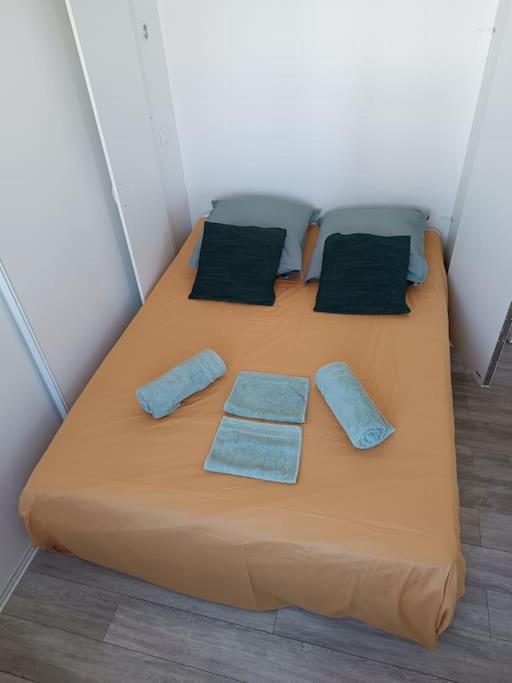 Grand Avec Balcon En Bord De Apartment